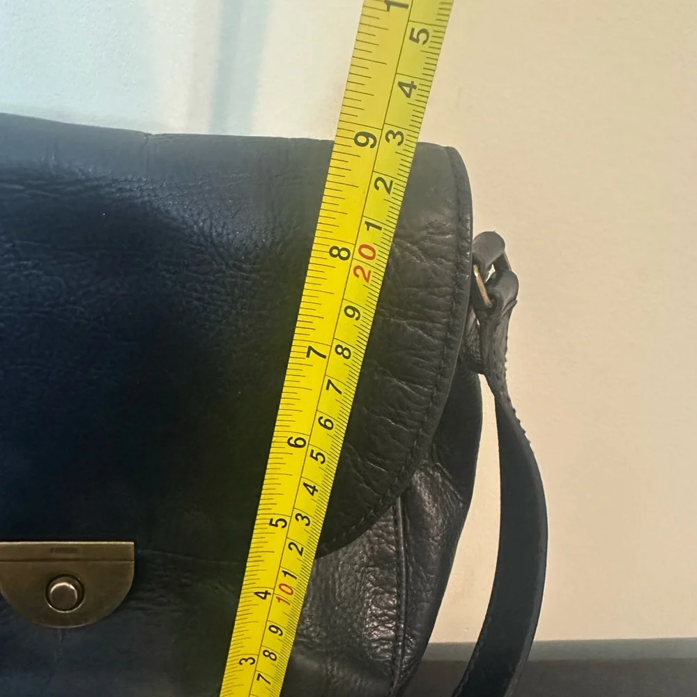 VTG FOSSIL Crossbody Saddle Bag Black Leather Gold Key Flap Closure Size 9x8x2
